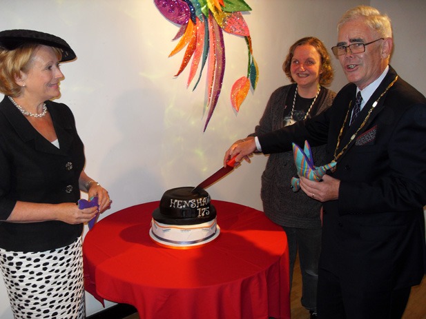 Deputy Mayor & Mayoress of Knaresborough cut the cake with art maker Debra