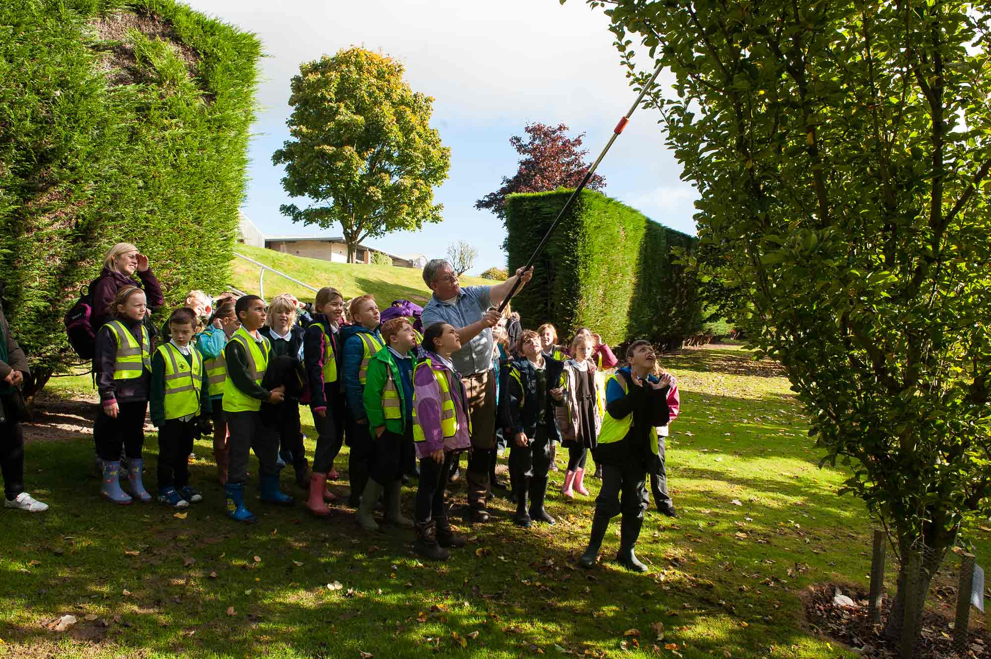 Local school pupils help celebrate National Apple Day — Harrogate Informer2000 x 1331