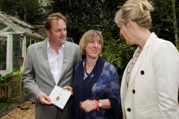 Winning-Gold Gary Verity, Tracy Foster being handed gold from Nicky Chapman