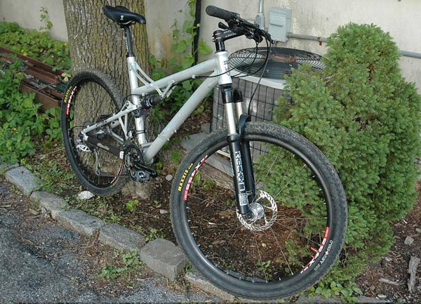 IRON HORSE AZURE - 27 speed Shimano gears, rear Fox suspension, rubberised bull bars