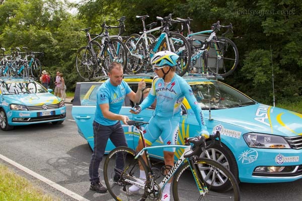Phil Seagust-Astana Team bike change