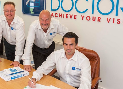 Carlos Horner signs the Business Doctors Franchisee agreement with founders Rod Davies and Matt Levington