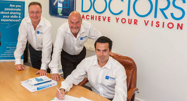 Carlos Horner signs the Business Doctors Franchisee agreement with founders Rod Davies and Matt Levington