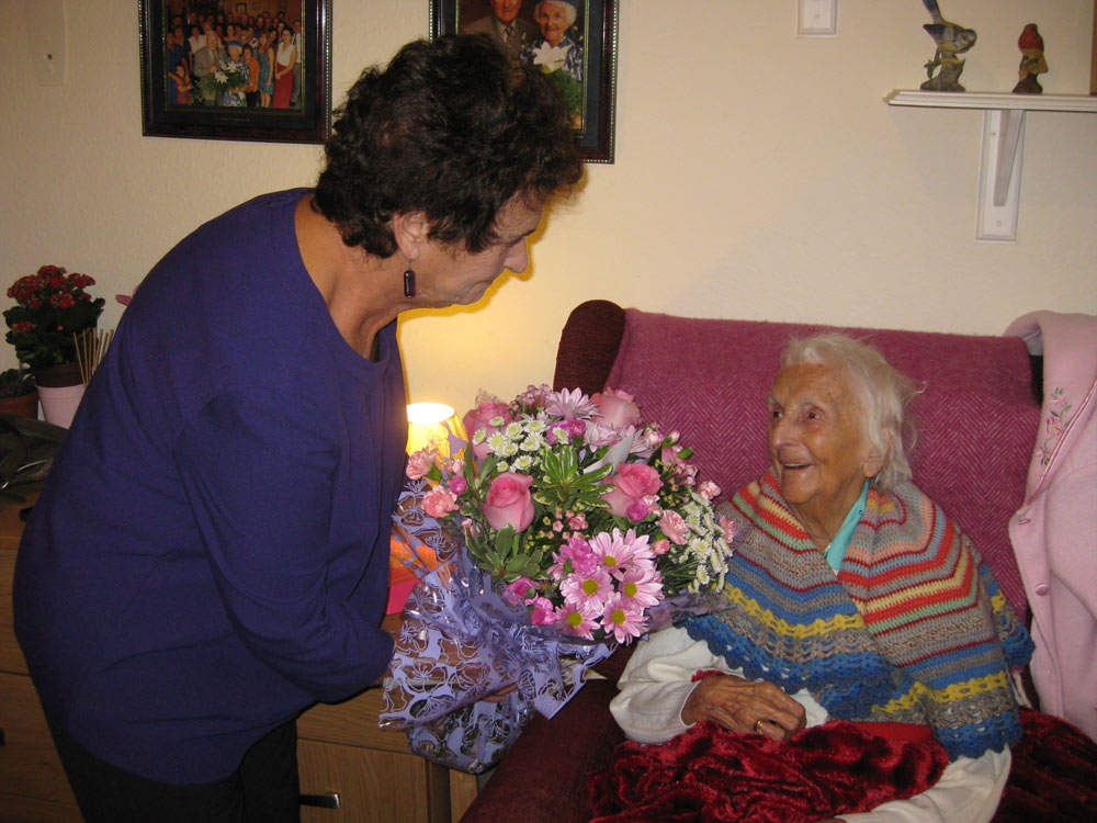 Violet-with-her-daughter-Ruth-on-her-105th-birthday