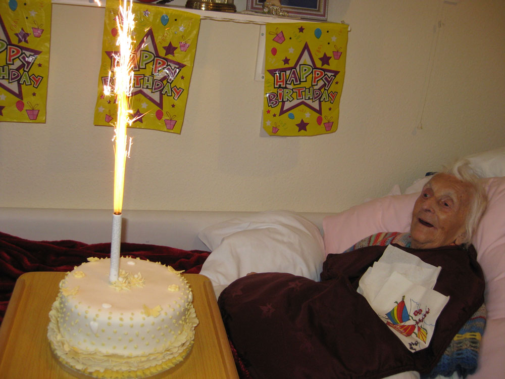 Violet's-105th-Birthday-Cake