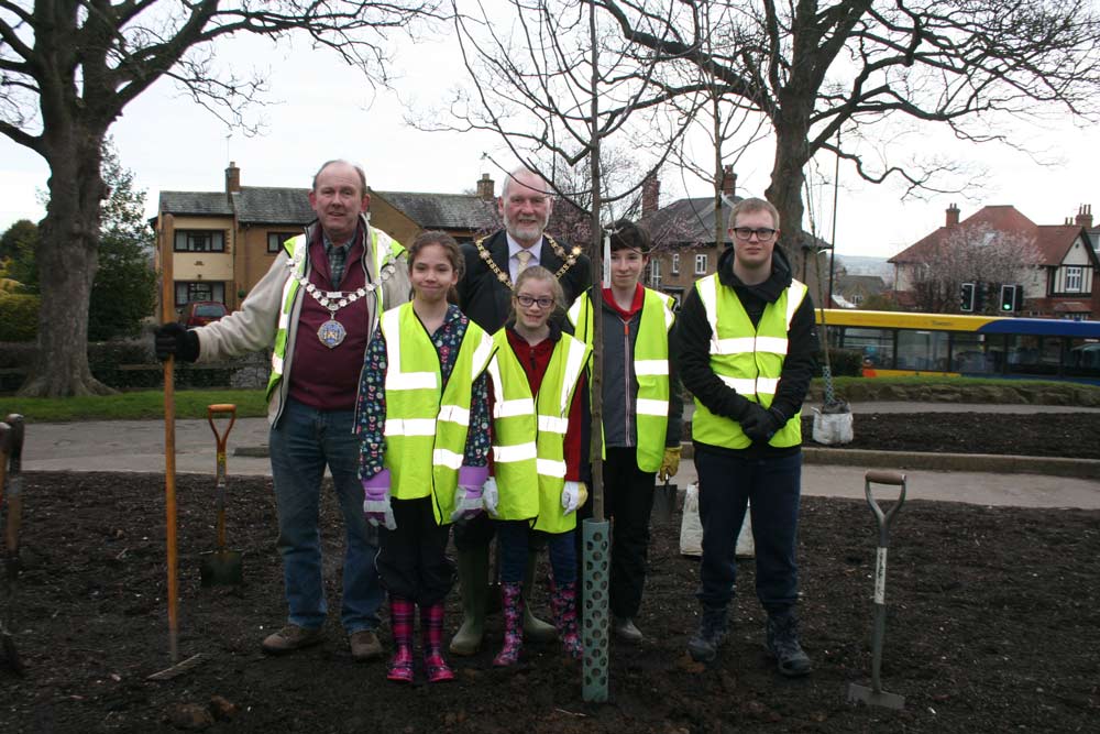 (left-right): Councillor Andrew Willoughby, the Mayor of Knaresborough and Councillor Nigel Simms, the Mayor of the Borough of Harrogate together with pupils from King James’s school in Knaresborough
