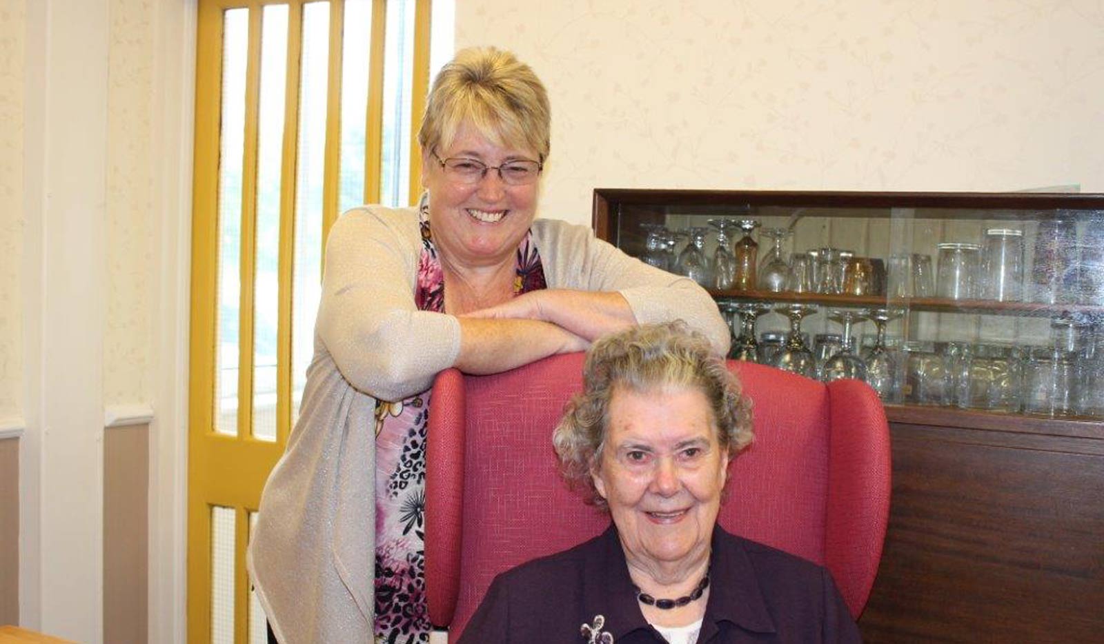 Jane Watson (standing) and RNIB Tate House resident Dorothy (seated)