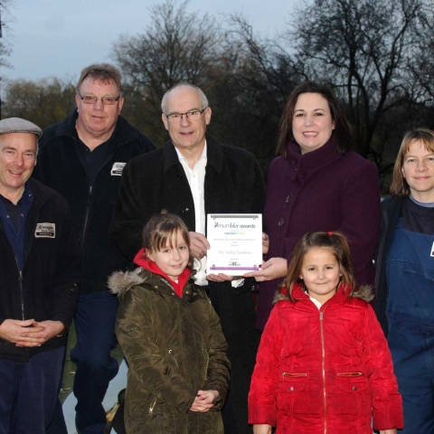 Harrogate MUMbler’s Sally Haslewood and daughters Tilly and Eva present the award won by Valley Gardens to (L-R) gardener Simon Collier, Senior Play Area Technician Tony Jackson, Head of Parks & Environmental Services Patrick Kilburn and gardener Paula Collier