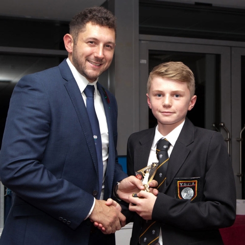 Olly Lamb receiving his award from Yorkshire CCC player Tim Bresnan