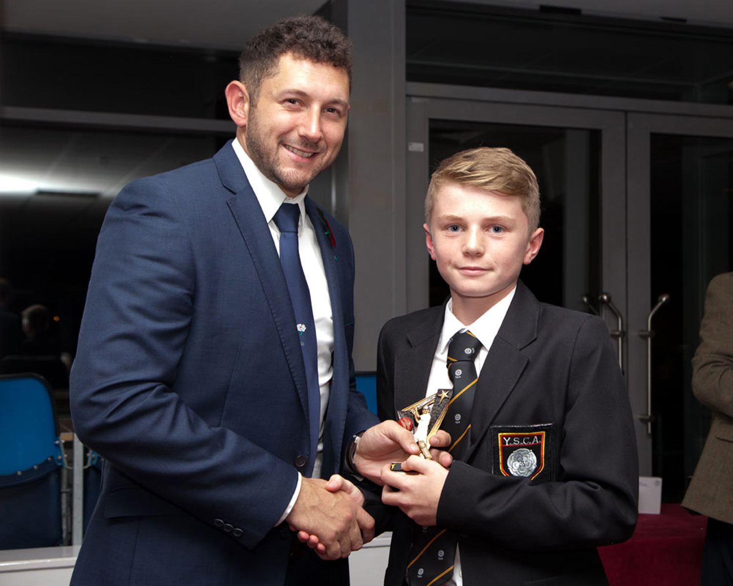 Olly Lamb receiving his award from Yorkshire CCC player Tim Bresnan