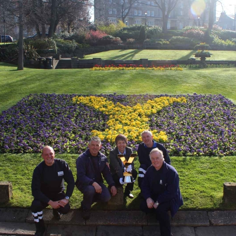 Tour de Yorkshire trophy flower bed: Gary Tulip (Gardener), Steve Metcalfe (Gardener), Sue Wood (HBC Horticultural Officer), Glenn Brookes (Gardener) and Barrie Stringer, (Harlow Hill Nursery Operations Manager)