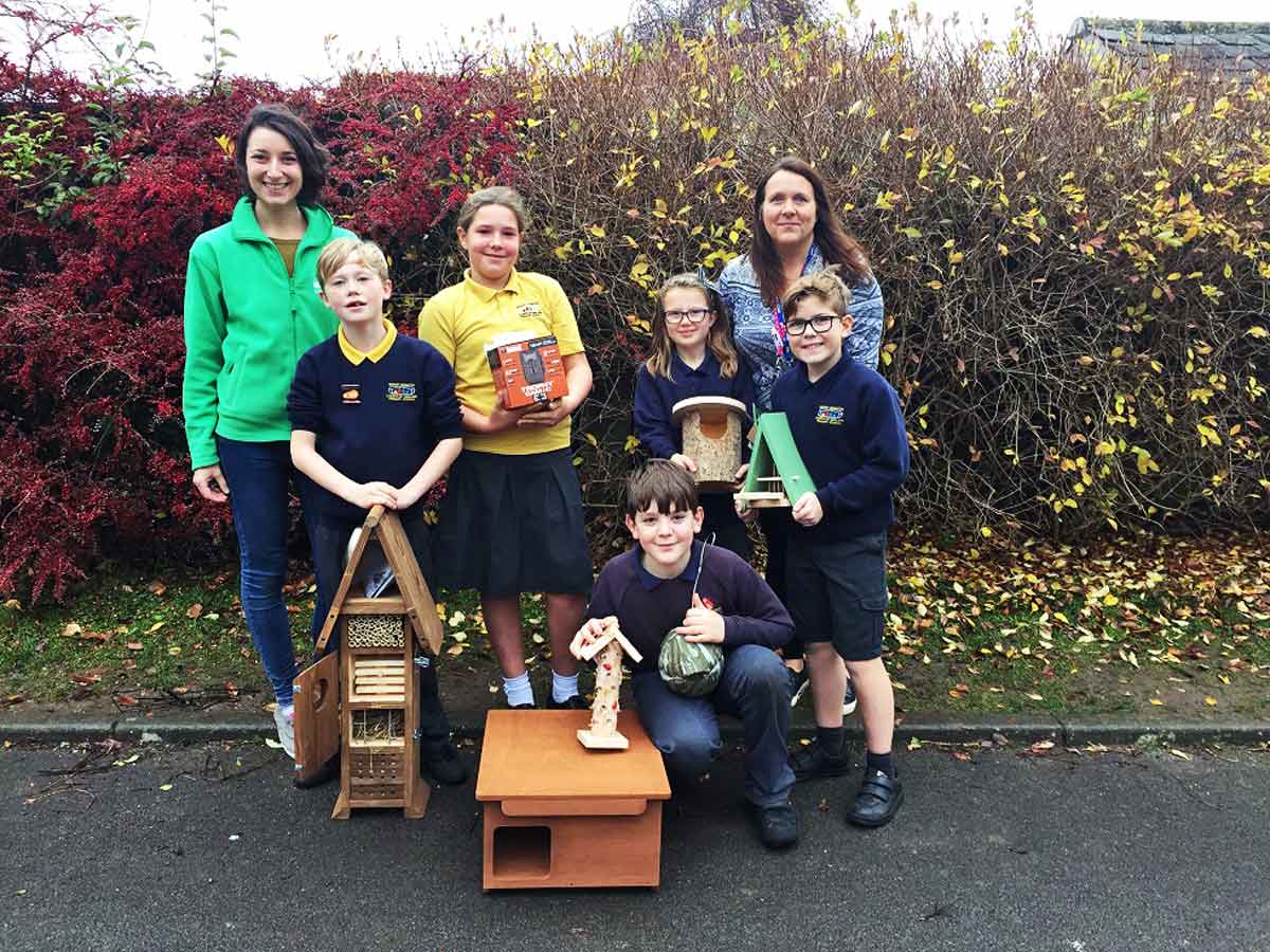 L-R. Emily Fulda, Canal & River Trust with pupils & Fiona Verrill (teaching assistant) low res