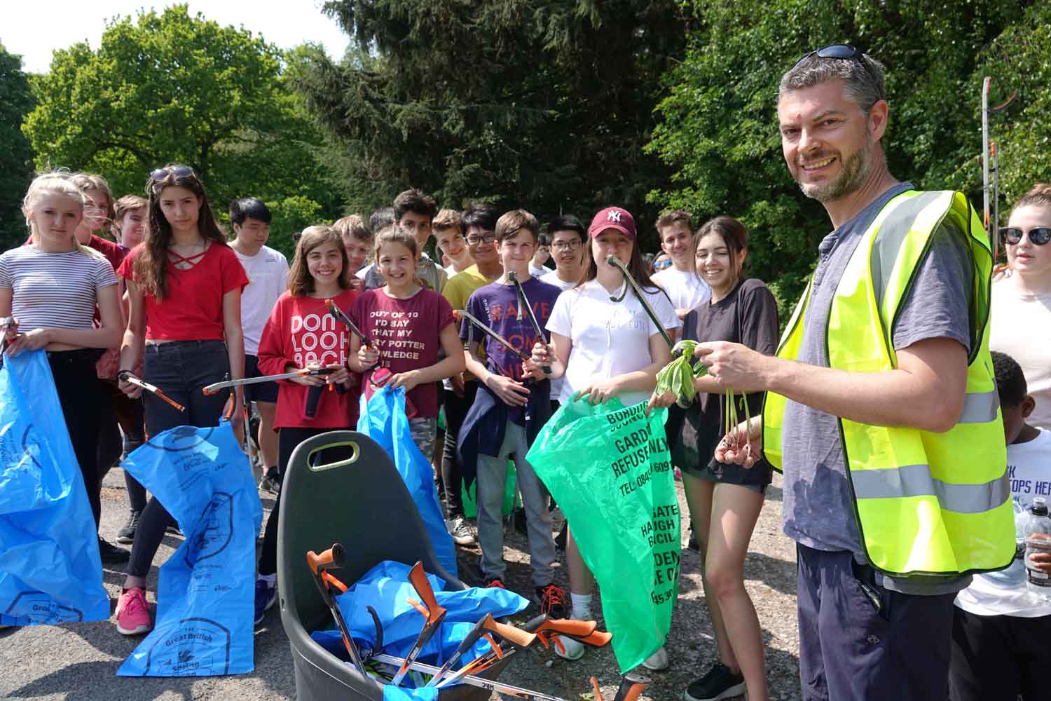Bash and Pick - Ashville College boarders with Pinewoods Conservation Group Chairman, Neil Hind