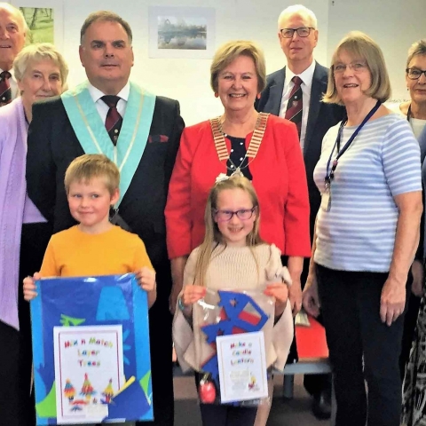 homas Henry and Amelia Williams at the front with Soroptimist International of Harrogate and District's President Hilary Waddington and member Sue Williams together with Stephen Brown Master and Spa Lodge members Doug Mills and John Shore together with Chairman of Starbeck Community Library Julia Mosley and fellow Trustees and volunteers Anne Henry, Margaret Manning and Tina Gilchrist