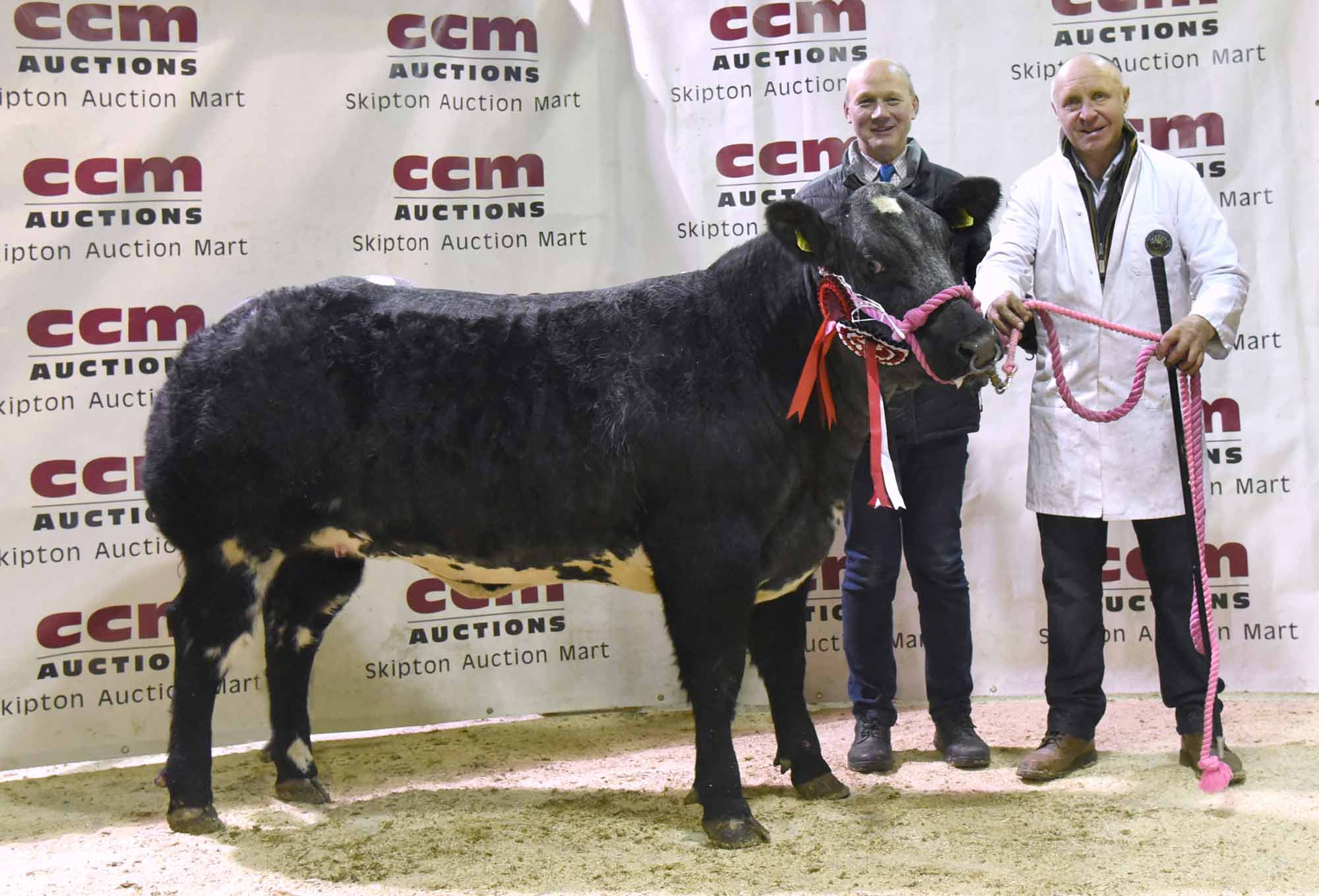 John Stephenson with the 2018 Skipton Christmas prime beef supreme champion, joined by buyer Anthony Kitson