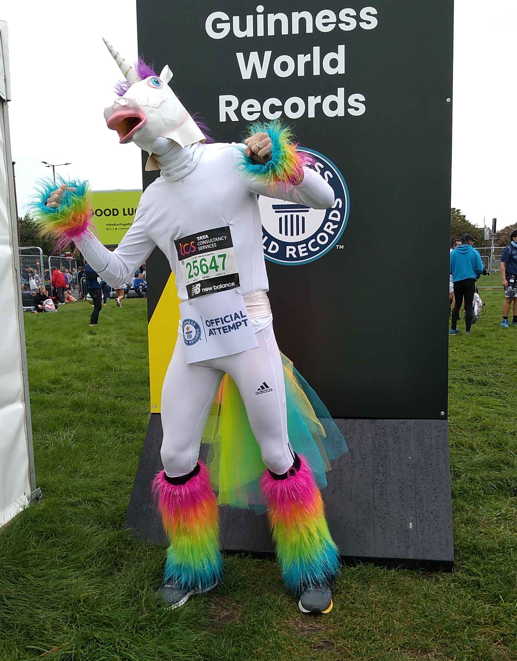 M. Maillard déguisé en licorne pour établir le record