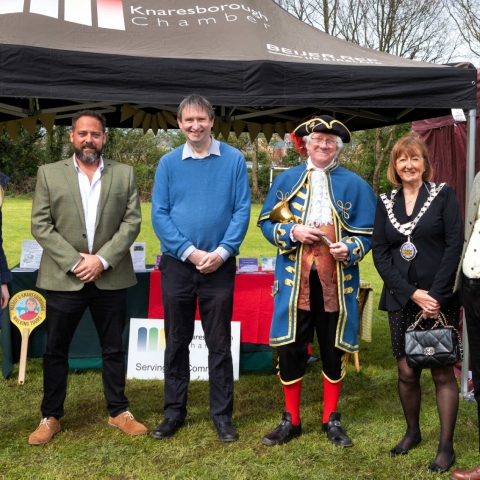 Charlotte Gale (Knaresborough & District Chamber), Leigh Hudson (entrant), Mark Hunter (winning entrant), Roger Hewitt (current Town Crier), The Mayor of Knaresborough, Councillor Kathryn Davies, and Andrew Richards (entrant)