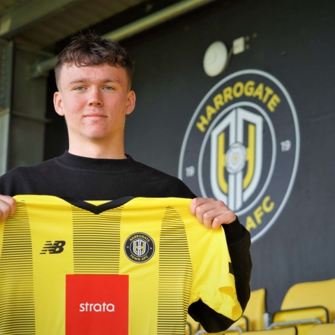 Harrogate Town AFC has signed midfielder George Horbury