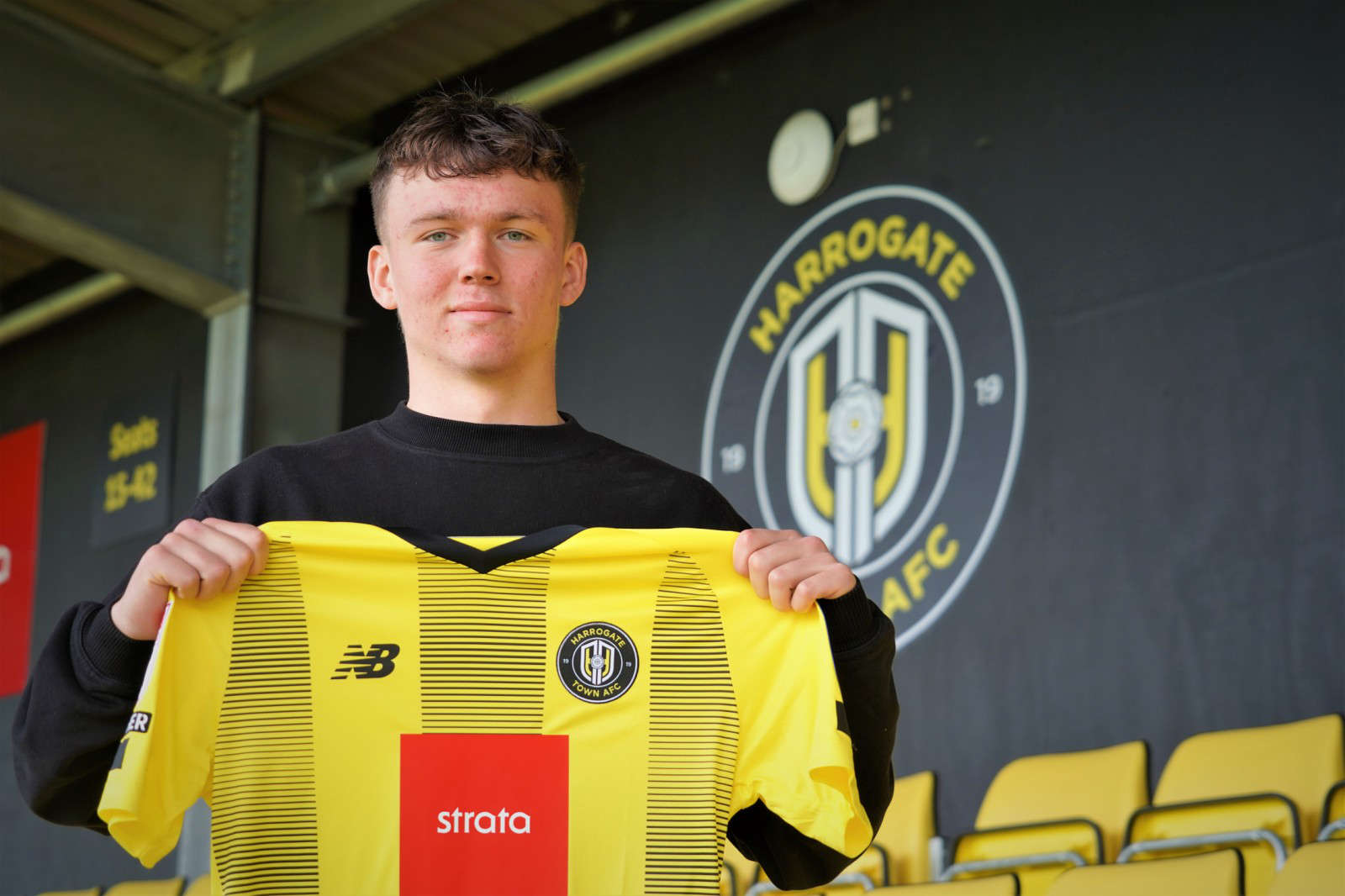 Harrogate Town AFC has signed midfielder George Horbury