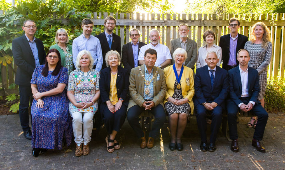 Harrogate Town Council Back Row (L-R) Councillors Mark Warr, Josy Thompson, Edward Metcalfe, Andrew Timothy, Paul Haslam, Patrick Milne, Graham Dixon, Monika Slater, Austin Wildmore and Viv Poskitt Front Row (L-R) Councillors Josy Caven, Paula Stott, Chrissie Holmes, Chris Aldred, Jenny Travena, Michael Harrison and David Allardyce Apologies received from David Goodall and Elizabeth Jackson