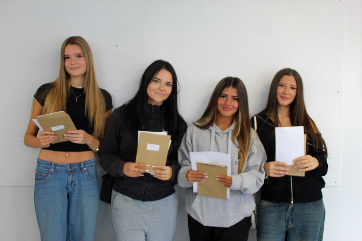 Phoebe Coxon, Marth Connolly, Masha Aleksandrov, Iarina Heredea